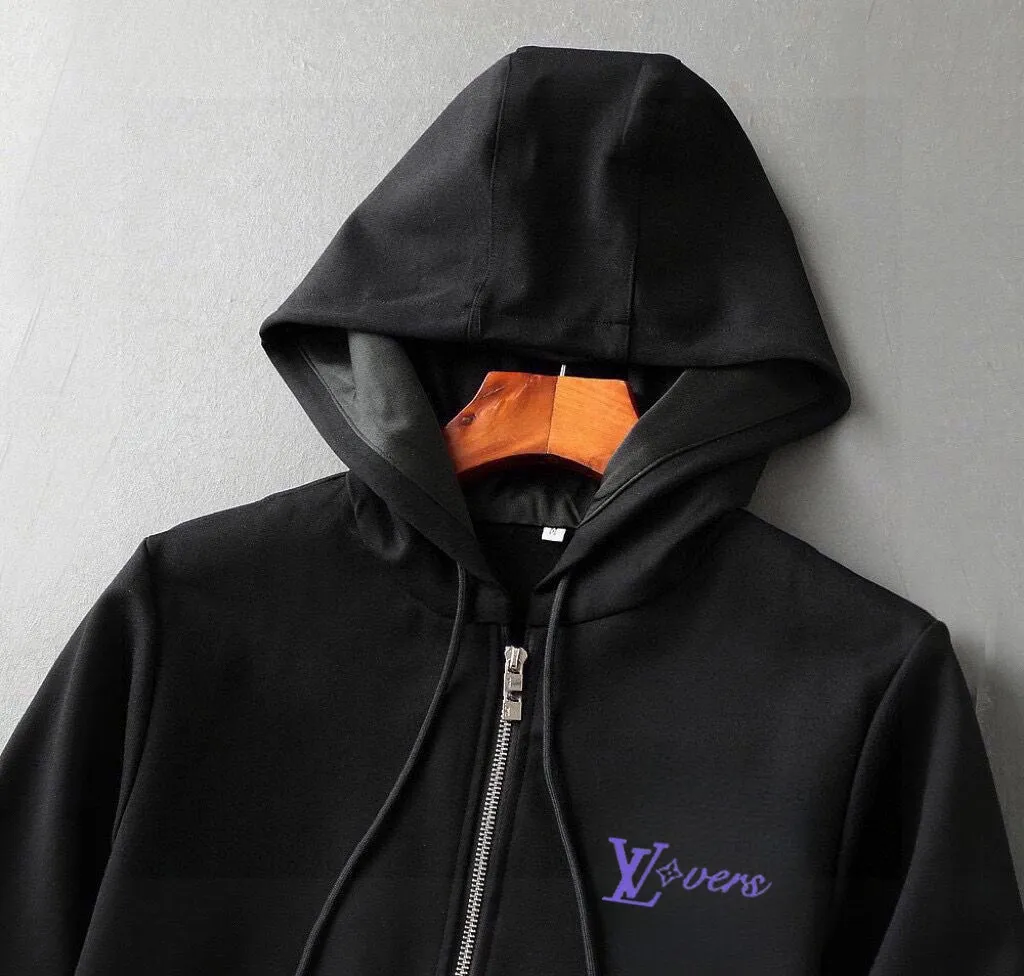 🅿️420 [LV Louis Vuitton] (Fat Man Gospel) hot-selling suit is coming. Focus on the original version of the official website. 2025 new hot-selling cardigan sweater suit. The original order is the best. 🇭🇰The meticulous work of top designers is dedicated to a fitting and perfect upper body effect. All-natural high-quality Roman cotton 100%, close-fitting comfort, noble and elegant! Original hardware embodies elegance and nobility! Counter size: M-5XL (maximum wear up to 220 pounds)